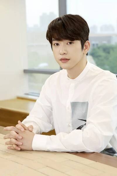 Jinyoung - kpop-track.com