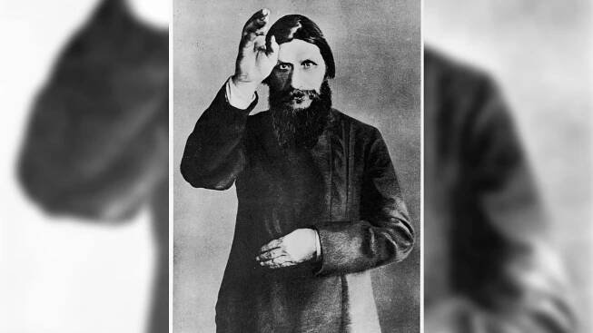 Rasputin měl přežít otravu, střelbu i hození do řeky. Jaké mýty o léčiteli kolují?