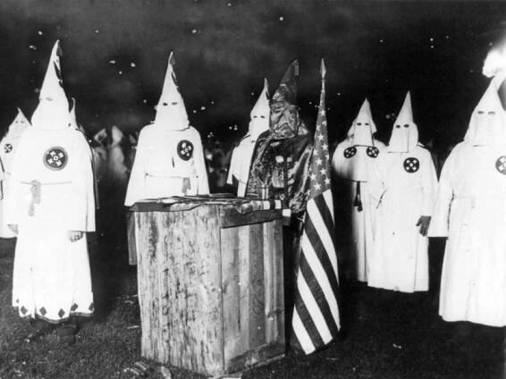 Ku-Klux Klan: Masové vraždění černochů rasisty v bílých kápích