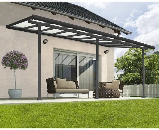Anthrazit Terrassenüberdachung Feria 3x5.46 von Palram-Canopia mit Sitzgruppe im Garten.