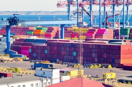 Skládané nákladní kontejnery ve skladovacích prostorách nákladního námořního přístavu. — Stock obrázek