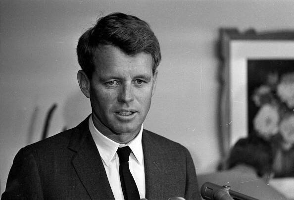 Kolik padlo výstřelů a kdo je vrah? Bobby Kennedy zemřel před 50 lety, jeho smrt obestírá tajemství