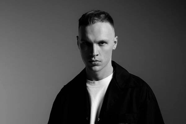 Viktor Sheen a další. Třicet už jim bylo, přesto dělají mimořádné věci