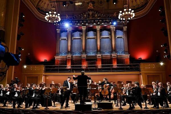 Třetí adventní koncert s Českou filharmonií a Petrem Altrichterem. Příval muziky – KlasikaPlus.cz