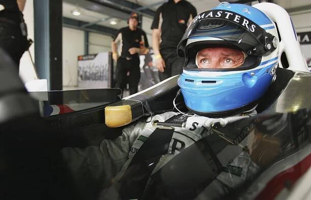 Patrick Tambay v boxech během třetího oficiálního tréninku před závodem Grand Prix Masters na okruhu Losail International Circuit 28. dubna 2006 v katarském Dauhá. (Foto: Clive Mason/Getty Images)