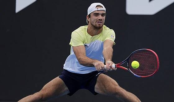 Fotogalerie: Tomáš Macháč hraje forhend ve druhém kole Australian Open.
