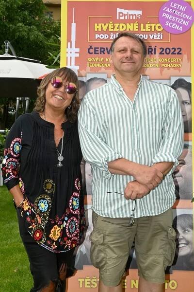 Radek Holub s manželkou Bárou Hrzánovou mají dnes už dospělého syna Antonína.