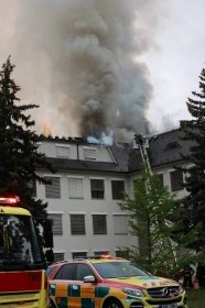 Úmorný rok pražských hasičů. Krotili plameny v domech i v nemocnici. Do svých řad přivítali první ženu!