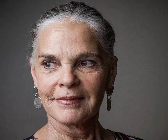 Ali MacGraw Biography - Facts, Childhood, Family Life & Achievements