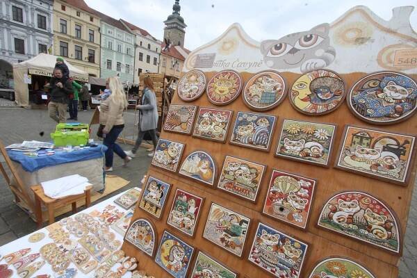 Tradiční zboží i trampolíny. V centru Českých Budějovic začaly druhé jarní trhy