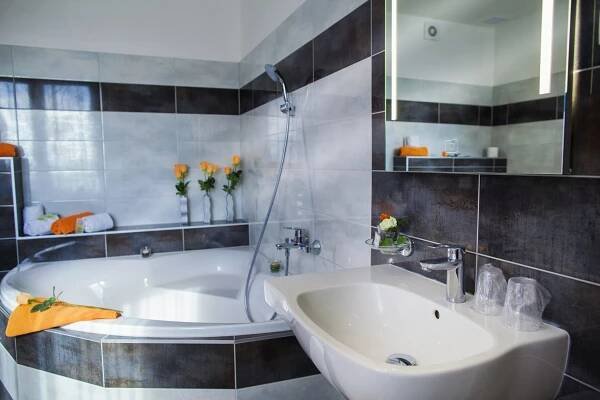 koupelna v apartmánu | Hotel BENICA - Benešov u Prahy