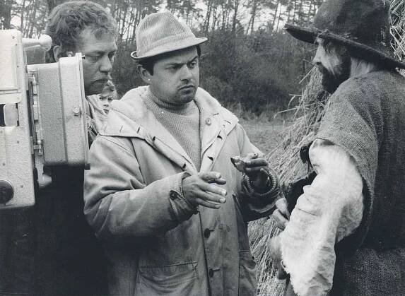 Chvilka soustředění, než padne další klapka filmu Čest a sláva. Na snímku Rudolf Hrušínský, Hynek Bočan a Josef Kemr.