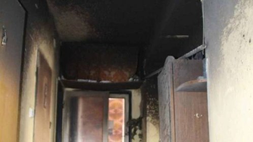 Diskuse: FOTO: Hasiči krotili oheň na chodbě bytu v Dobrušce. Hořel elektrický rozvaděč