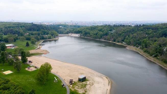 Hostivařská přehrada má nový bezpečnostní přeliv, který odolá povodni