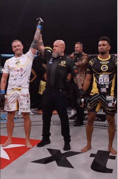Vítězem se v prvním kole pomocí TKO stal Adam Raiter. 