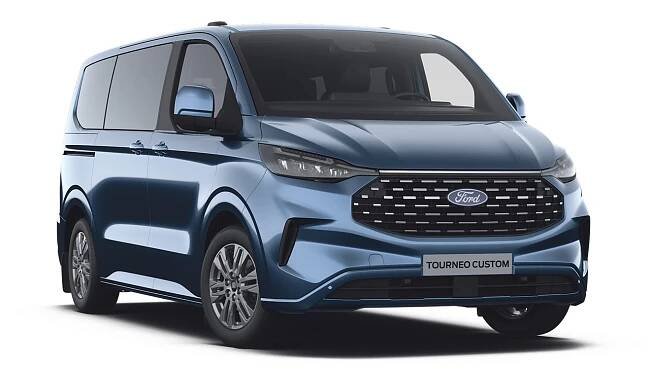Modrá osobní dodávka Ford Tourneo Custom Titanium stojí natočená levým předním rohem.