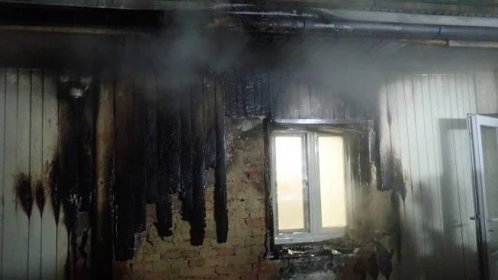 Žhavý popel zapálil popelnici v Prusinovicích na Kroměřížsku, oheň se šířil i po dřevěném...