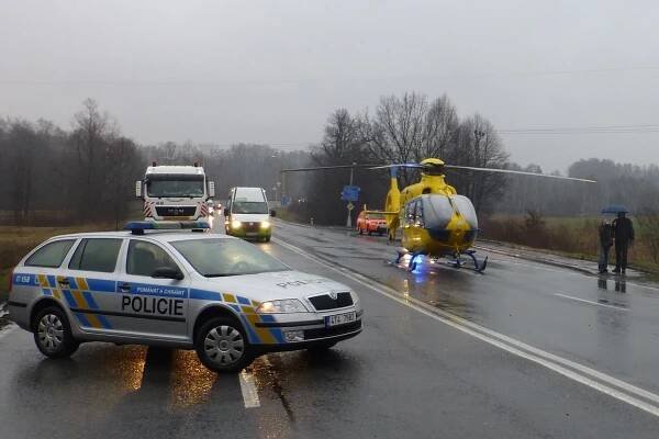 V Dolní Suché vážně havaroval mladý řidič, transportoval jej vrtulník