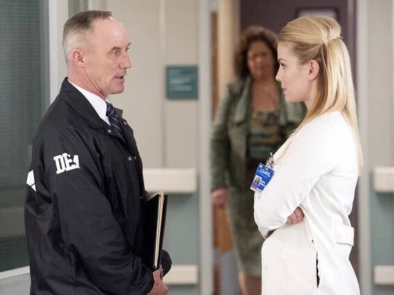 Sestřička Jackie - Série 6 - Sidecar a spermicid - Z filmu - Robert John Burke, Betty Gilpin