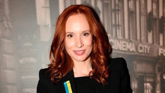 Táňa Pauhofová je těhotná. Dítě čeká s mladším manželem, kterého si tajně vzala