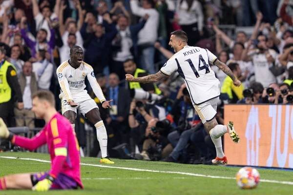 Fotbalisté Realu Madrid slaví vítězství nad Bayernem Mnichov (8. 5. 2024).