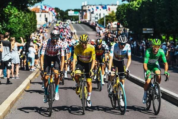 Wout van Aert vítězí také v Paříži. Pogačar slaví druhý triumf | RoadCycling.cz 