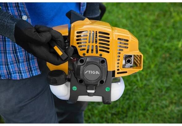 Gelber Stiga Benzin-Rasentrimmer GT 330 A im Einsatz, Detailaufnahme des Motors.