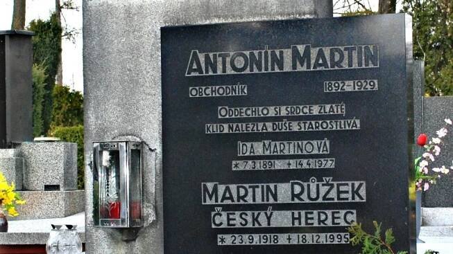 Růžek Martin  (vl. jm. Erhard Martin,  1918-1995),  herec ND; Červený Kostelec  (okr. Náchod)  (odd.VIII) | foto: Miloš Dvořák