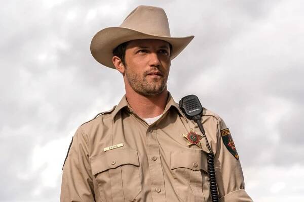 Nathan Dean Parsons says Max is 'fully dead' in 'Roswell, New Mexico' season 2