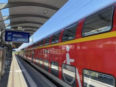 Vlak se vrací na sever směr Stralsund.  Foto: Jan Sůra /Zdopravy.cz