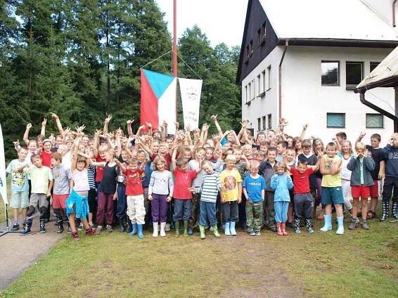 Několik desítek dětí z Tachovska tráví letní prázdniny i na táboře IZS nedaleko Kožlan na Plzeňsku. 