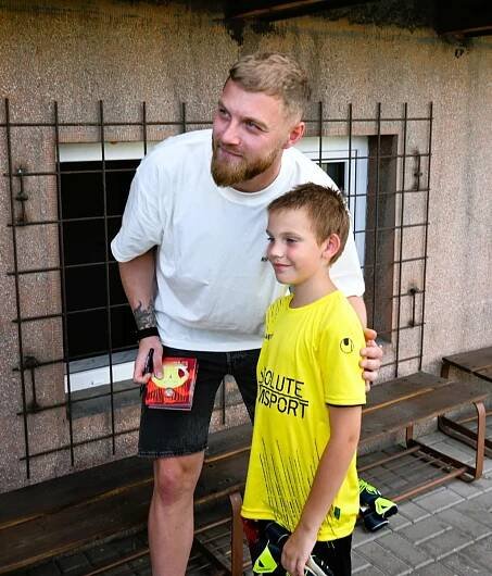 OBRAZEM: Jindřich Staněk přišel besedovat mezi mladé fotbalové gólmany