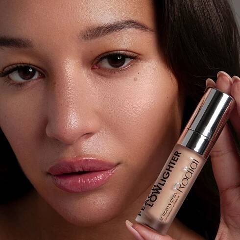 Rodial Peach Lowlighter rozjasňující korektor - Aurio