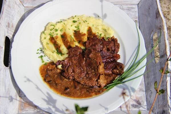 Hovězí loupaná plec na houbách - fotografie 2 - TopRecepty.cz