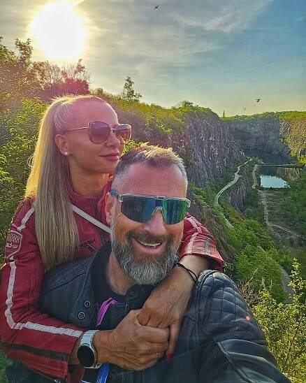 První máj a líbačky slavných: Dotyky Vignerové s Kolečkem, zamilovaná Bílá i láska Krainové s manželem