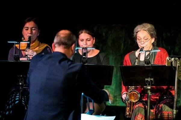 Markéta Tallerová si do Malého divadla pozvala překladatelku a cestovatelku Lucii Novákovou a dechový sextet Hraje Rudolf.