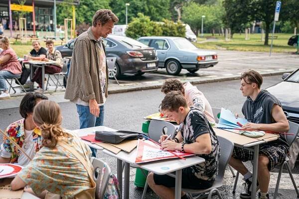 Pan profesor - Na kolenou - Z filmu - Vojtěch Dyk, Adam Vohánka