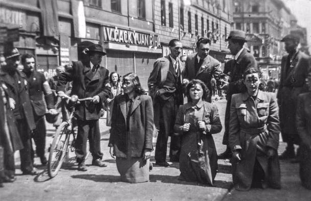 FOTO: Klečící německé ženy s hákovým křížem na čele v Praze, květen 1945. Po osvobození Prahy bylo nalezeno 19 dětí německé národnosti zavražděných svými rodiči, kteří následně sami spáchali sebevraždu. – stránka 11
