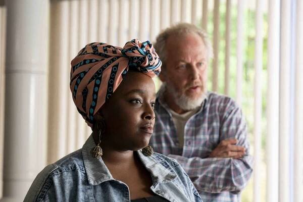 Shrill - Camp - Z filmu - Lolly Adefope, Daniel Stern