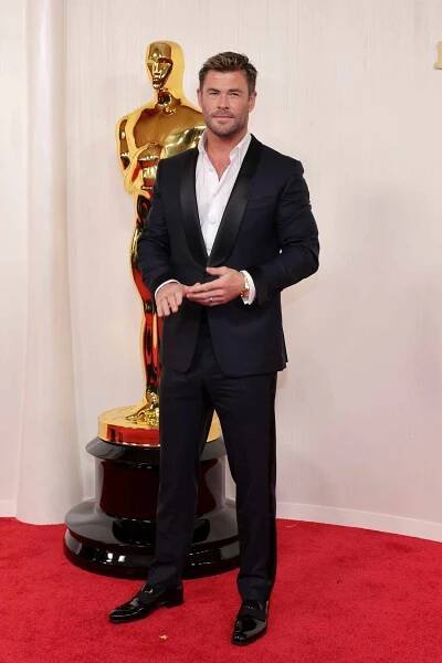 Chris Hemsworth in a black suit at the 2024 Oscars