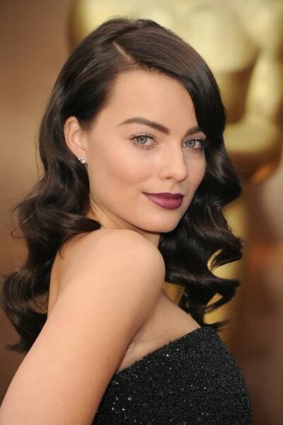Margot Robbie's dark brunette hair at the Oscars on March 2, 2014.