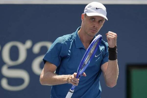 Kanadský tenista Denis Shapovalo v zápase 1. kola mužskej dvojhry proti Maďarovi Mártonovi Fucsovicsovi na turnaji US Open v New Yorku