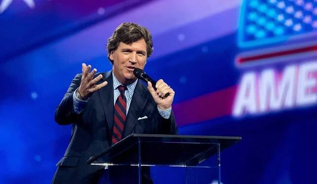 Americký moderátor Tucker Carlson oznámil, že udělá rozhovor s Putinem