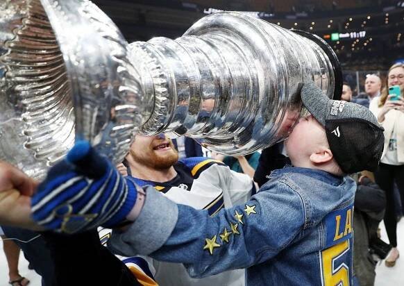 Stanley Cup vyhráli i pro Lailu. Letěla, i když doktoři kroutili hlavou
