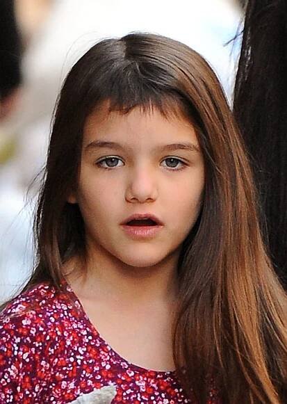 Suri Cruise si zahrála na kadeřnici. Podívejte, jak se jí to nepovedlo