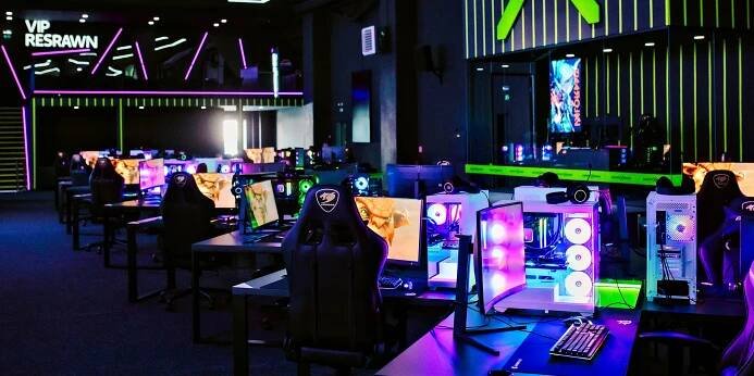 Herní pass do gaming arény: až 7 hodin hraní vč. pizzy