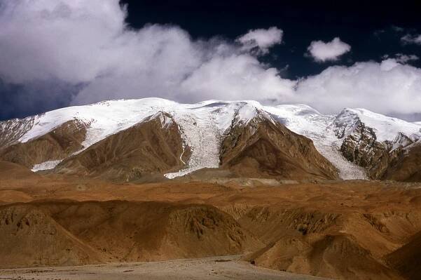 China: Glaciers pour down from the Pamir Mountains, Karakoram Highway, Xinjiang 