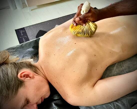 Masáž bylinnými měšci - Herbal kizhi + Abhyanga, Ostrava, Třebovice, Ajurvédské centrum Agora