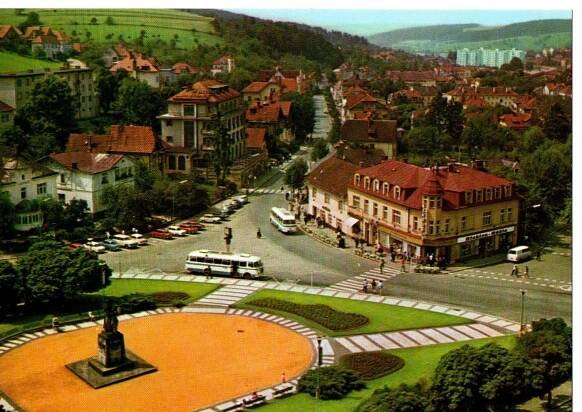 Luhačovice - retro,náměstí, autobus, auto, lidé  - Pohlednice místopis