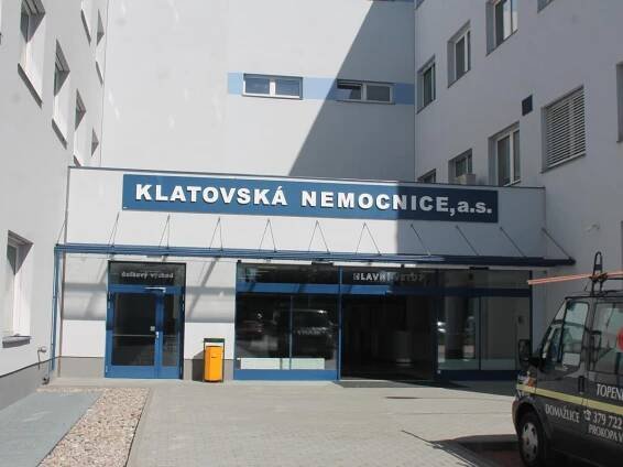Klatovská nemocnice zavádí poplatky za parkování